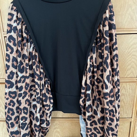 Leopard print balloon sleeve womens top. - Picture 2 of 2